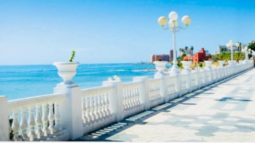 ベナルマデナPrecioso Apartamento Frente Al Mar Benalbeachアパートメント エクステリア 写真