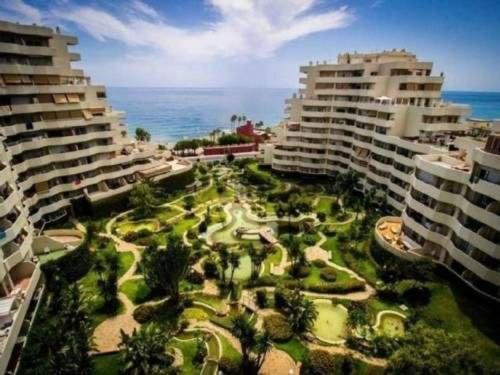ベナルマデナPrecioso Apartamento Frente Al Mar Benalbeachアパートメント エクステリア 写真